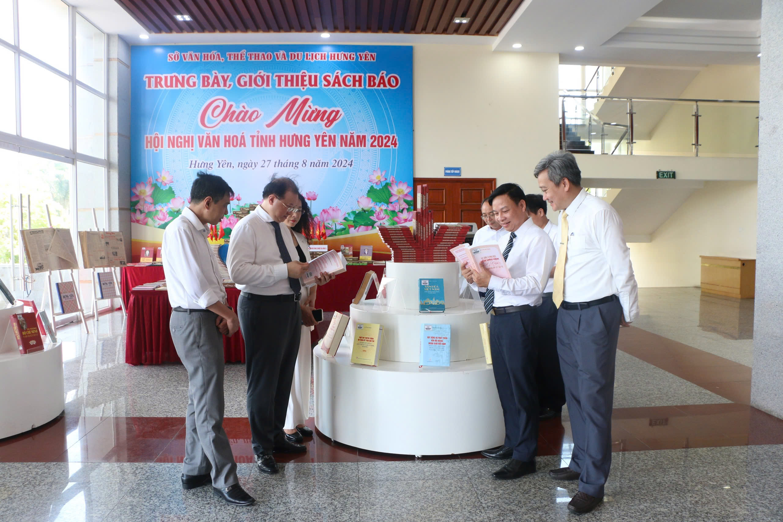 Trưng bày, giới thiệu sách báo tại Hội nghị Văn hóa tỉnh Hưng Yên năm 2024