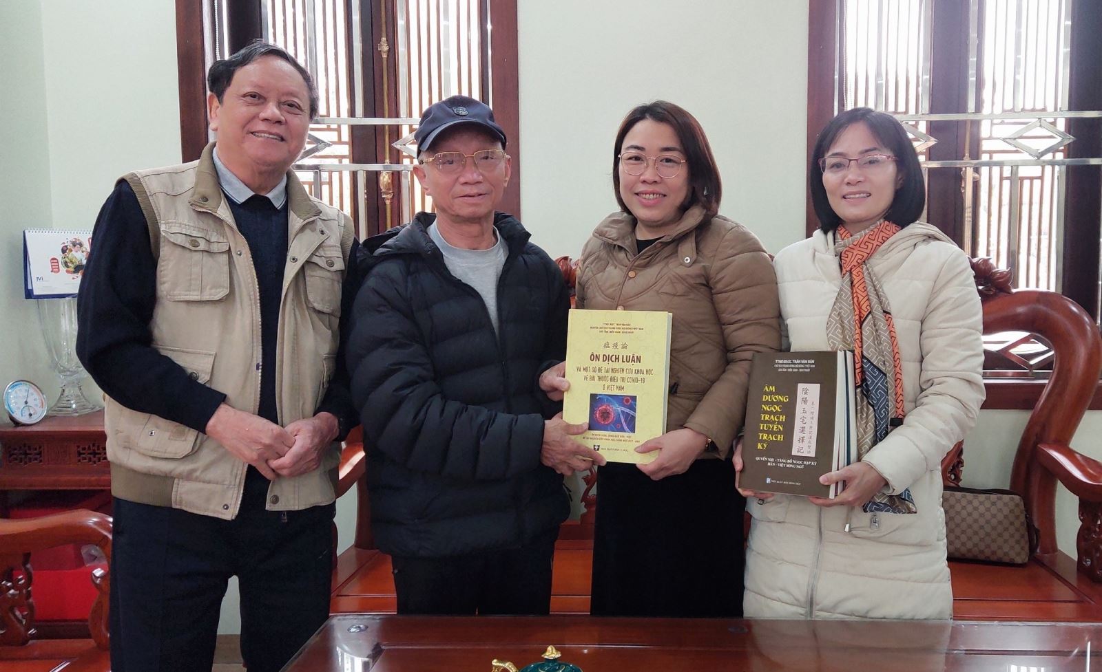 Ông Trần Văn Bản - Nguyên Chủ tịch Trung ương Hội Đông y Việt Nam trao tặng sách cho Thư viện tỉnh Thái Bình