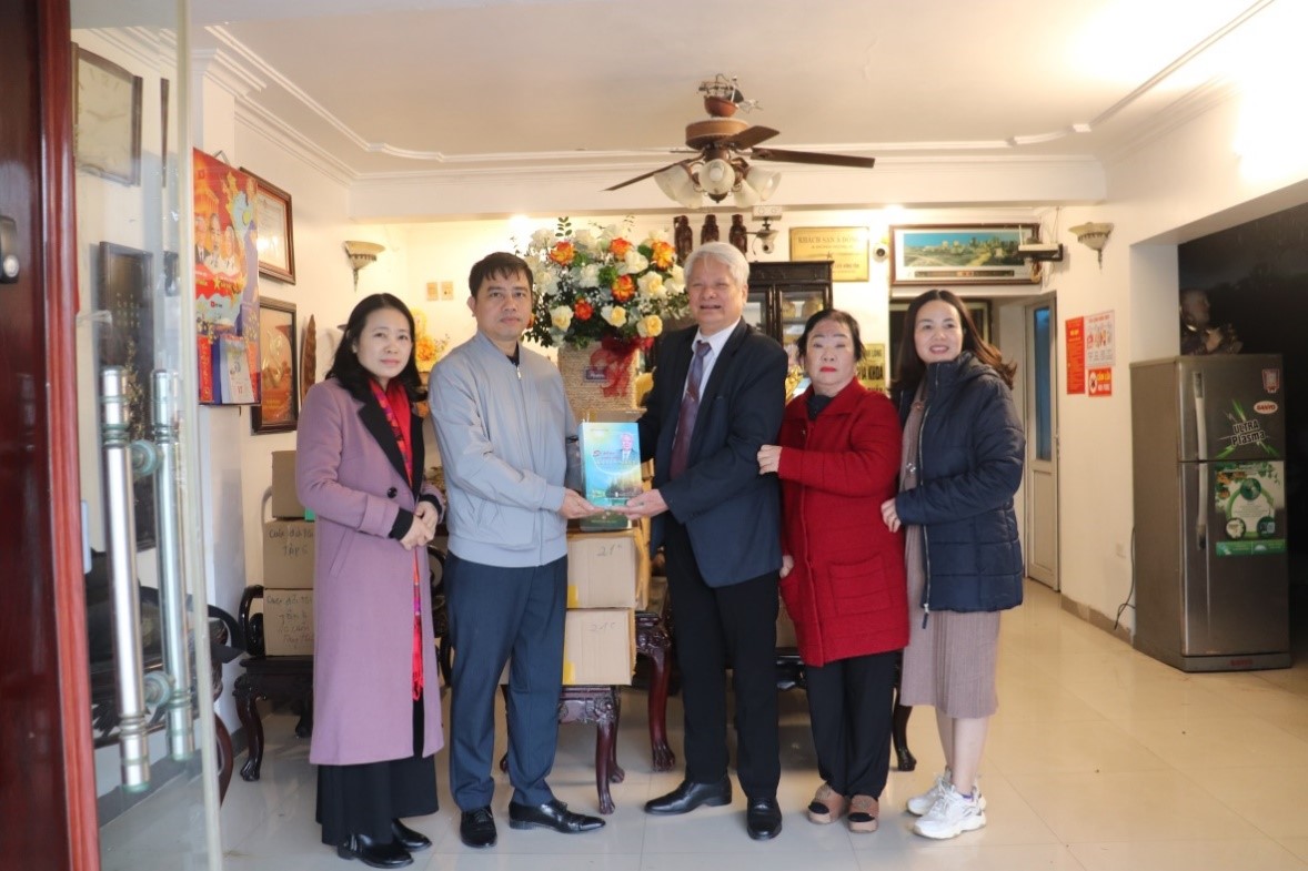 Nhà thơ Bùi Ngọc Hà trao tặng sách cho Thư viện tỉnh Hưng Yên