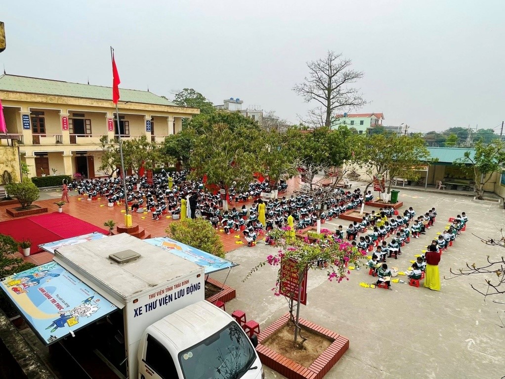 Chuyến xe "Ánh sáng tri thức" khai Xuân 2026: Viết tiếp ước mơ tại mái trường Nam Cao