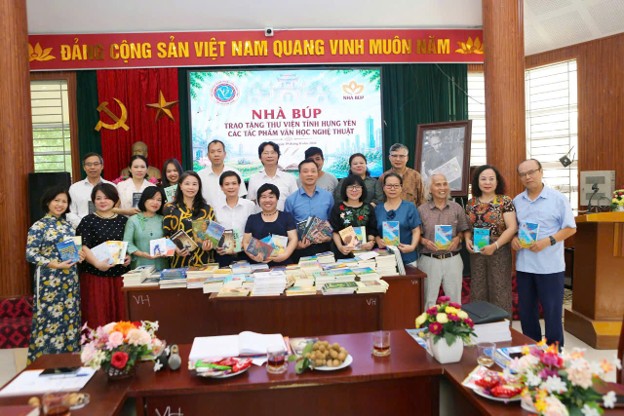 Thư viện tỉnh Hưng Yên tiếp nhận sách từ nhóm "Búp trên cành" trao tặng