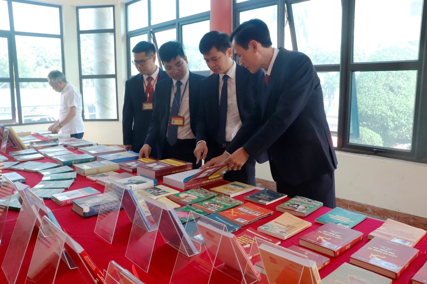 Trưng bày, giới thiệu sách tại Lễ công bố Quyết định và đón Bằng công nhận Trường Chính trị Nguyễn Văn Linh đạt chuẩn mức 1